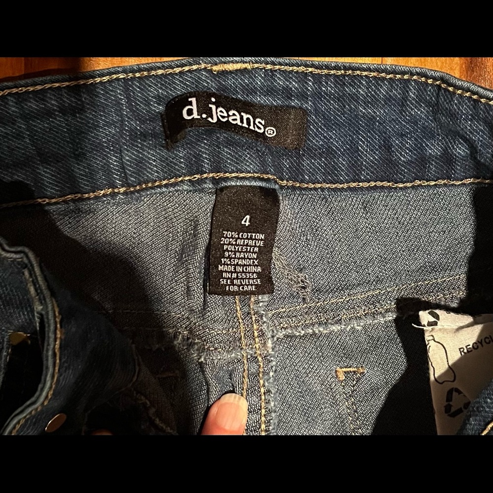 D.Jeans size 4 straight leg, like new